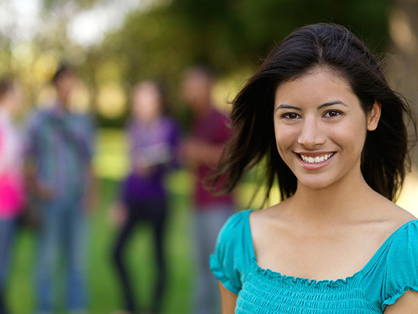 Una joven hispana sonriendo.