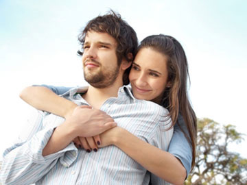 Una pareja joven abrazada.