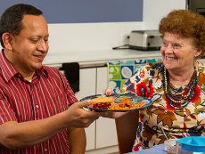 Un hombre y una mujer comparten un plato de comida.