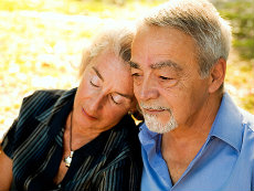 Una mujer se recuesta en el hombre de su esposo