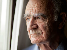 Un hombre de edad mira hacia el frente.