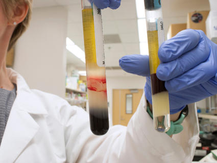 Científico de NIH con tubos de ensayo en laboratorio