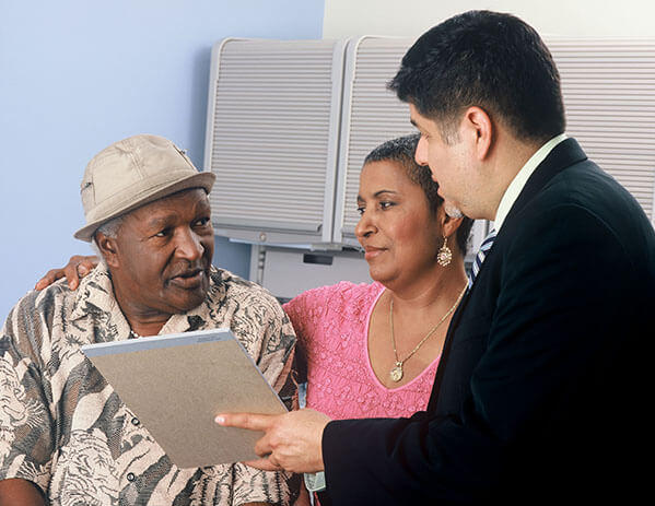 An older patient and family member meet with his doctor to get advice about delirium and confusion. 