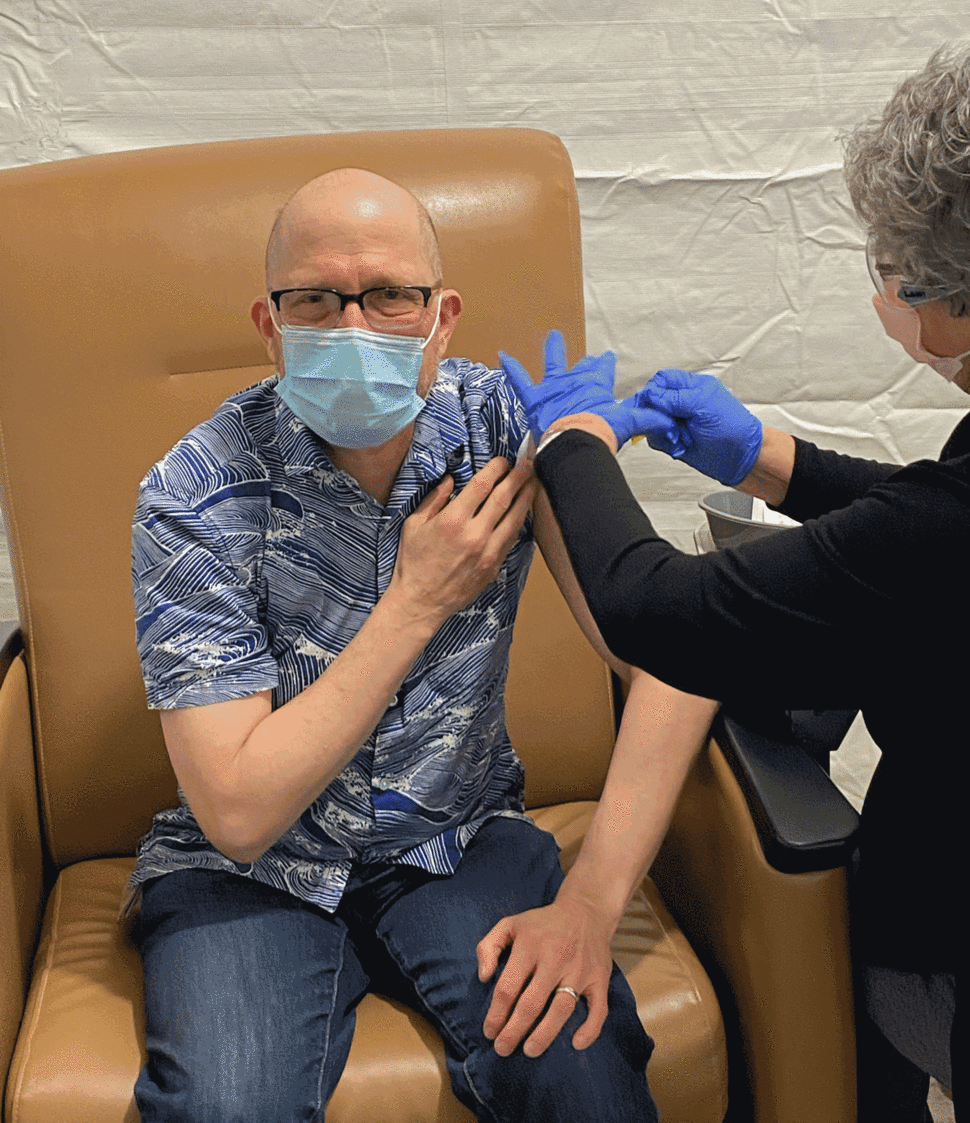 El doctor Steven Pergam recibe la vacuna contra la COVID-19 