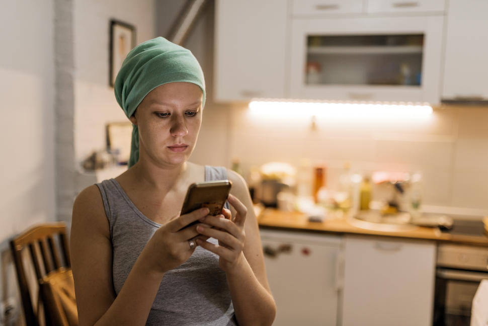 Un adolescente usando un teléfono móvil