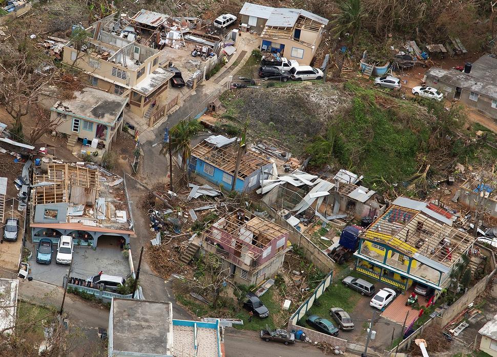 Vista aérea de edificios y viviendas dañadas en Puerto Rico después del huracán María