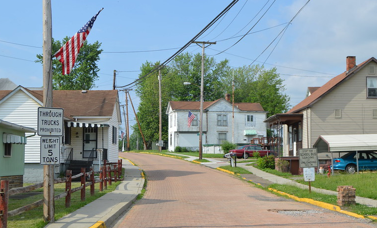 La foto de una calle en un barrio rural en Ohio.