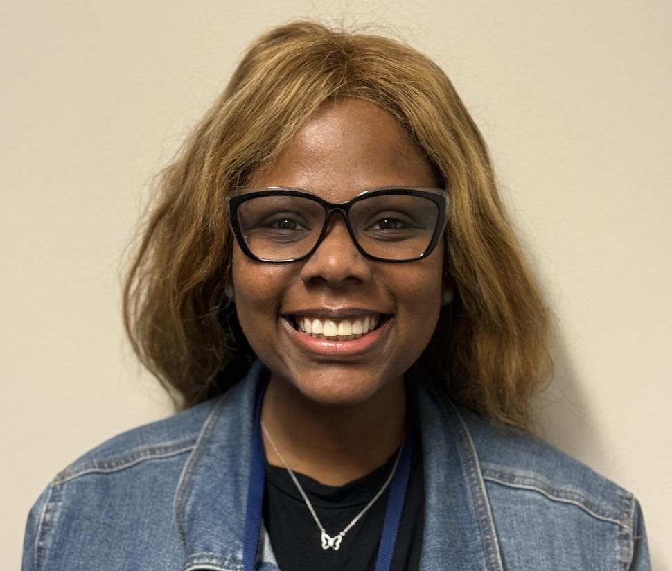 Image of Microscopist N’Toia Maynor smiling.