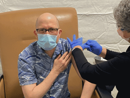 El doctor Steven Pergam recibe la vacuna contra la COVID-19 
