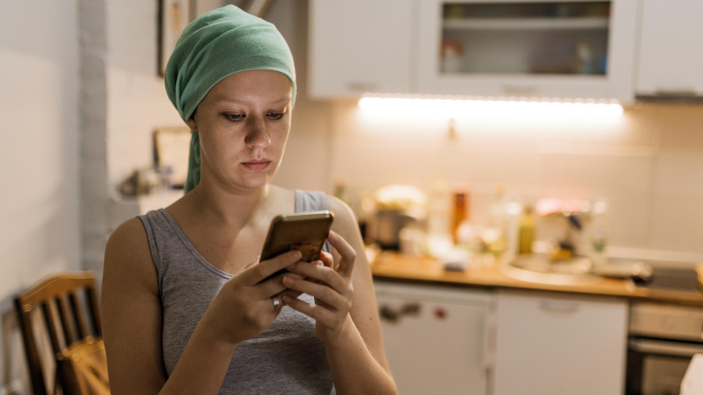 Un adolescente usando un teléfono móvil