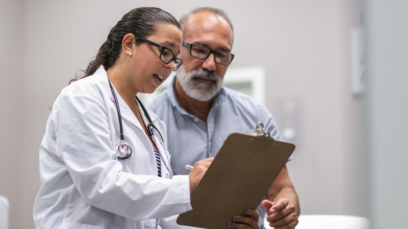 Una médica conversa con un paciente.