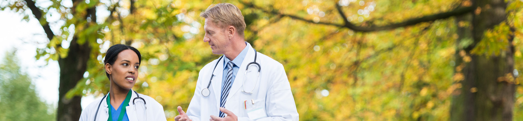 Dos médicos caminando