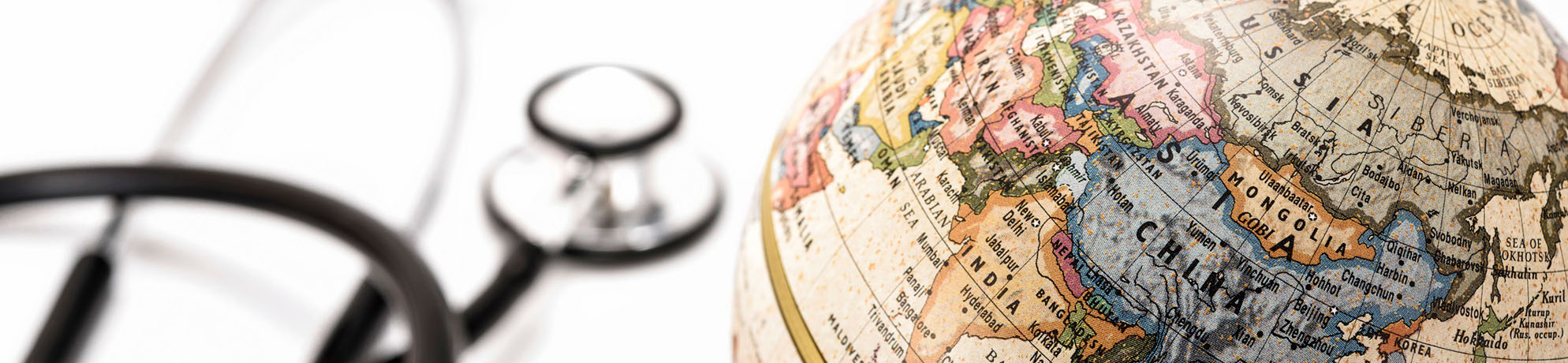 Un estetoscopio y un globo terrestre