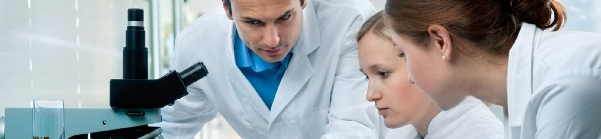   Tres técnicos de laboratorio.