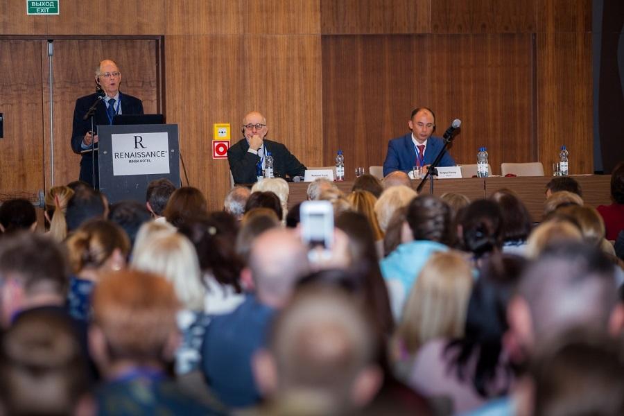 Dr. Stephen Taplin speaks in Minsk.
