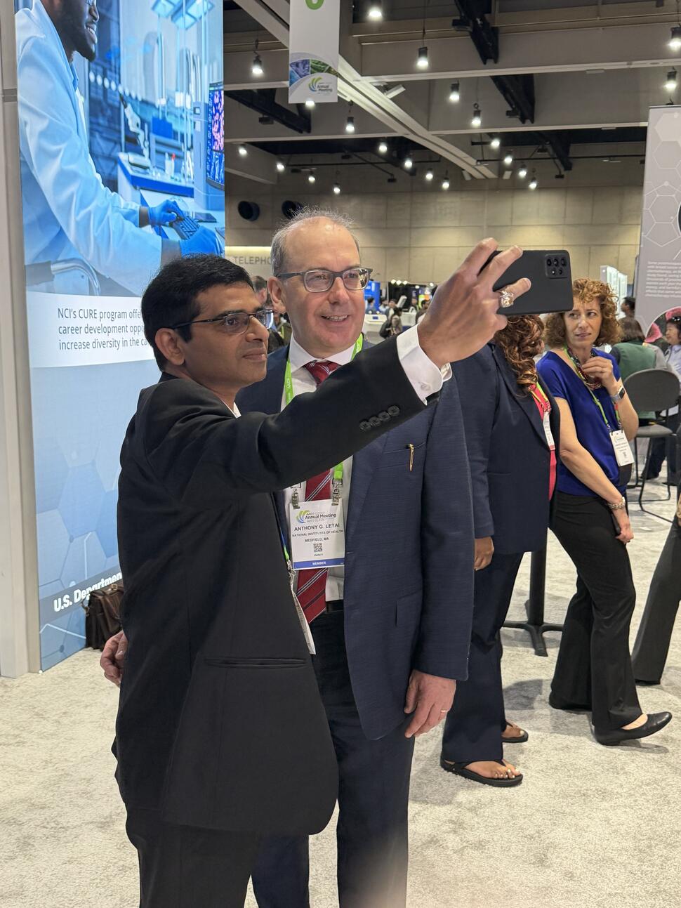 Dr.Letai taking a selfie photo with another conference attendee.