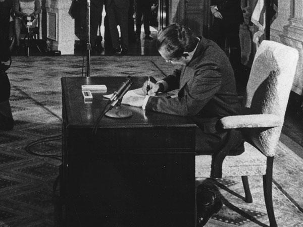 President Richard Nixon signing the National Cancer Act of 1971.