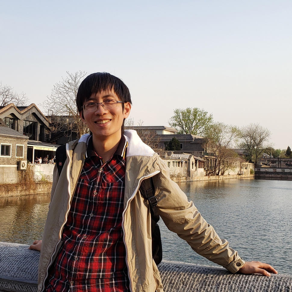 Photo of Yuanzhe (Patrick) Su standing in front of a lake