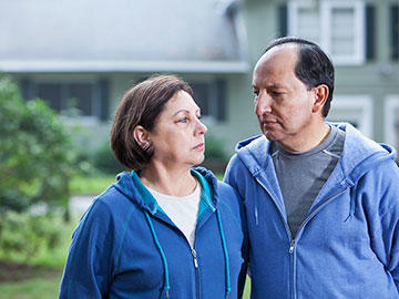 Una pareja con cara de preocupación