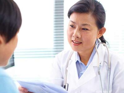 Female doctor talking to a patient.