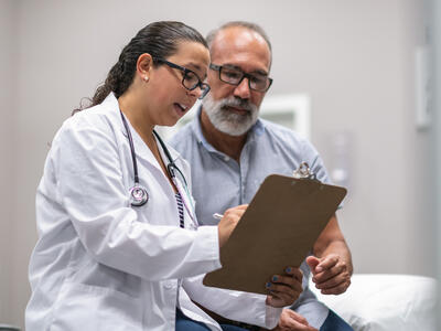 Una médica conversa con un paciente.