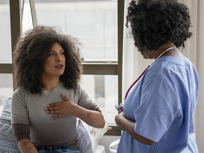 Una persona transgénero conversa con personal médico.
