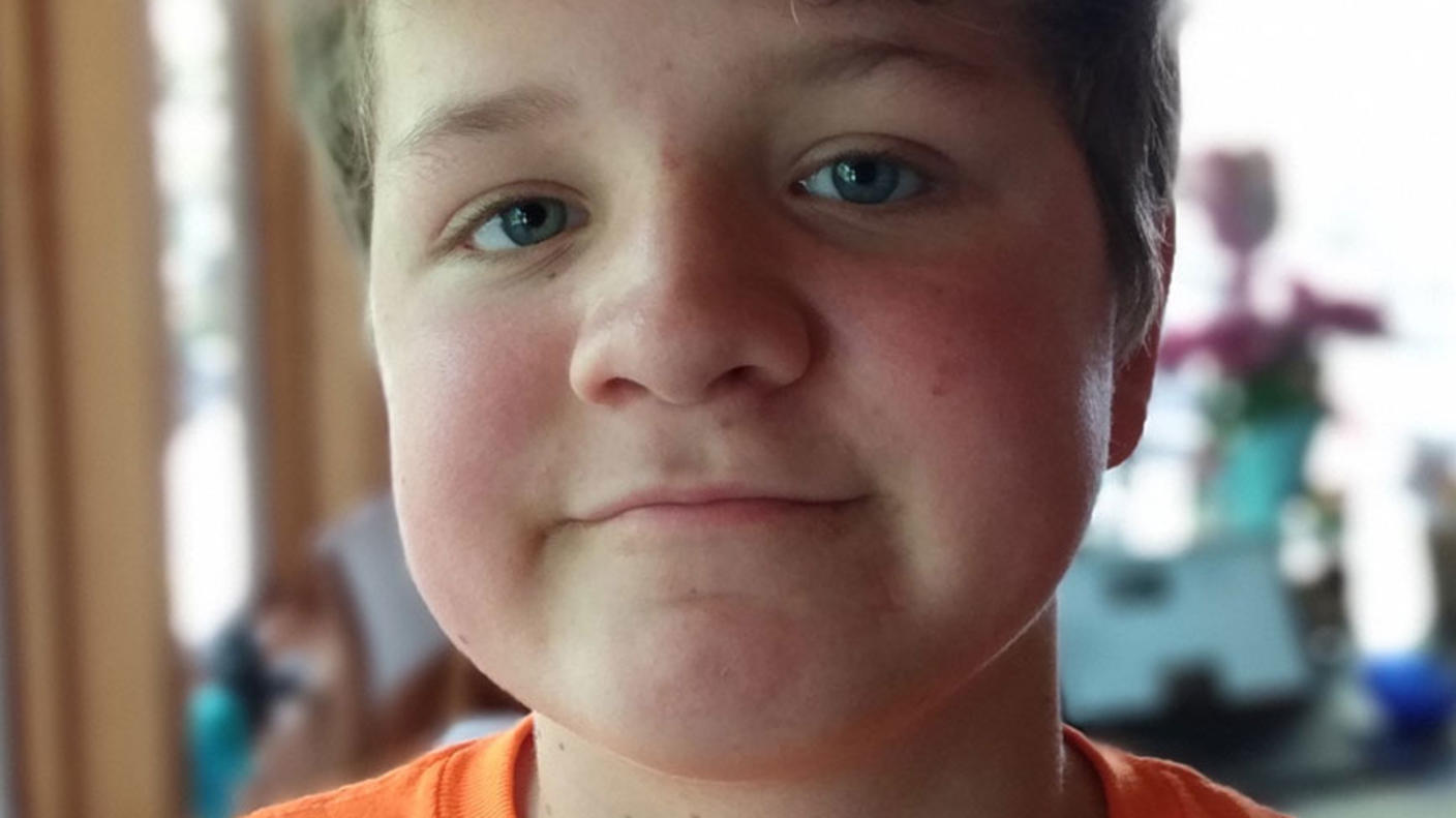 Foto de Phineas Sandi sosteniendo la jeringa usada para infundirle células T con CAR