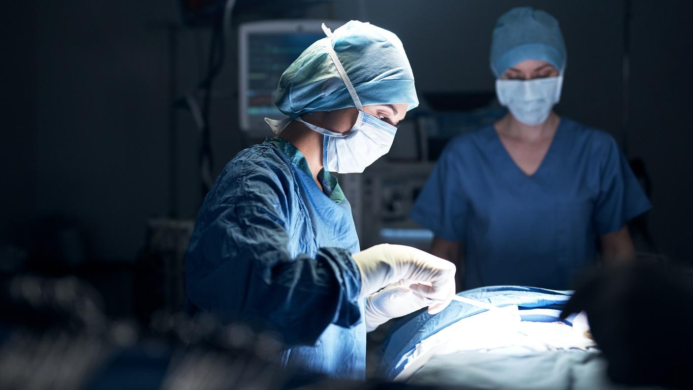 Una cirujana que realiza una cirugía en un quirófano