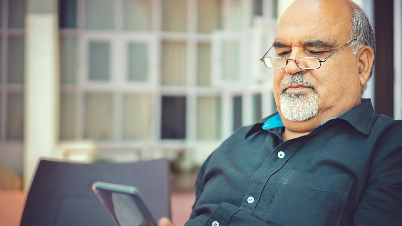 Man looking at a cellphone.