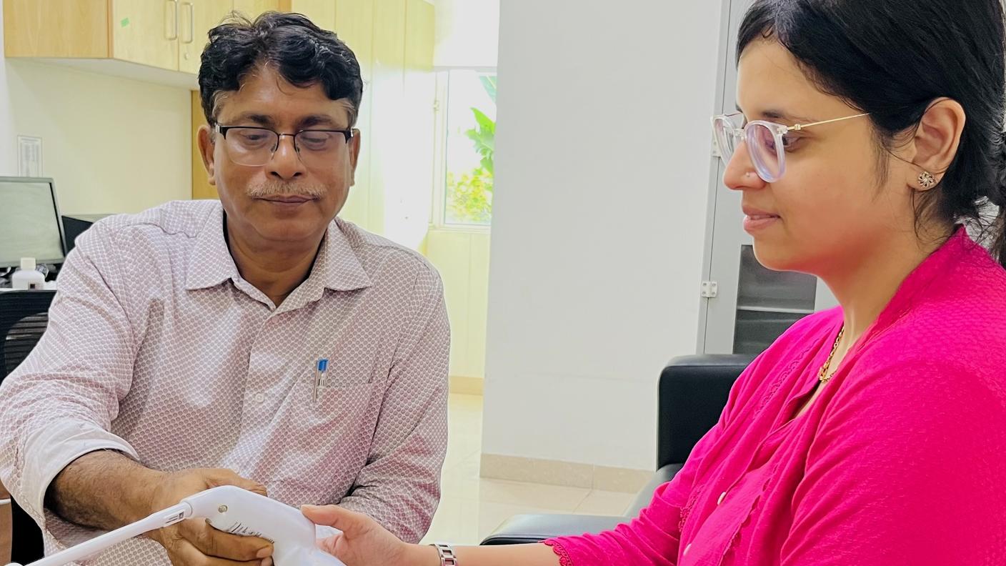 A man and a women training with a thermal ablation device.