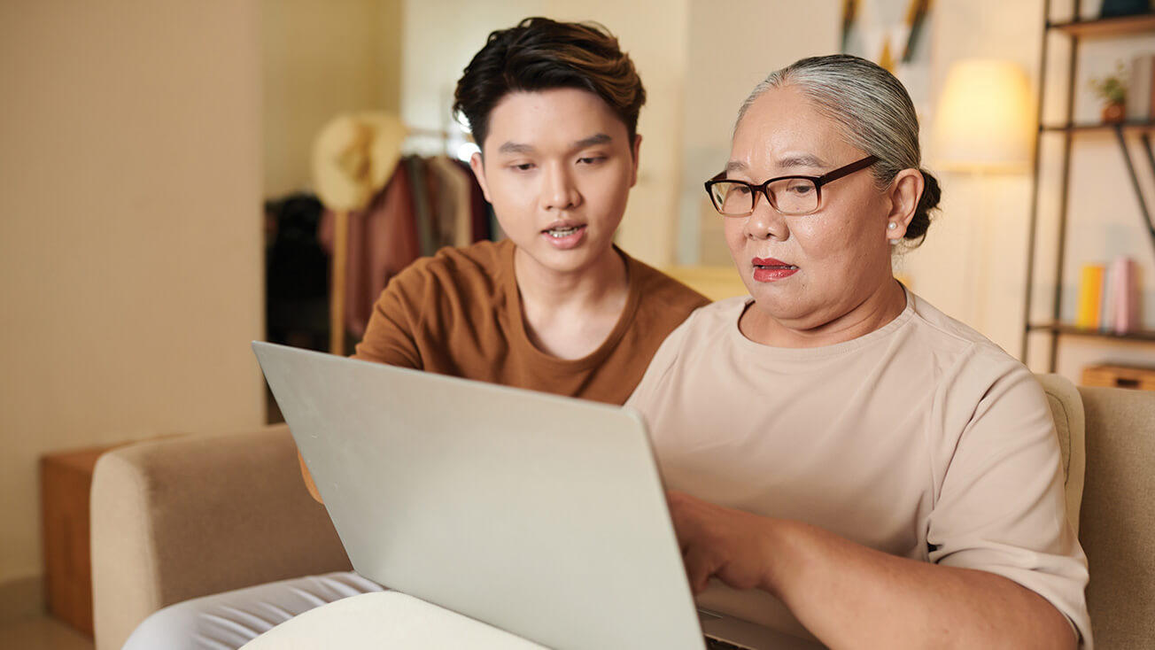 Gente mirando una computadora.