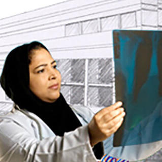 Una médica revisa una radiografía.